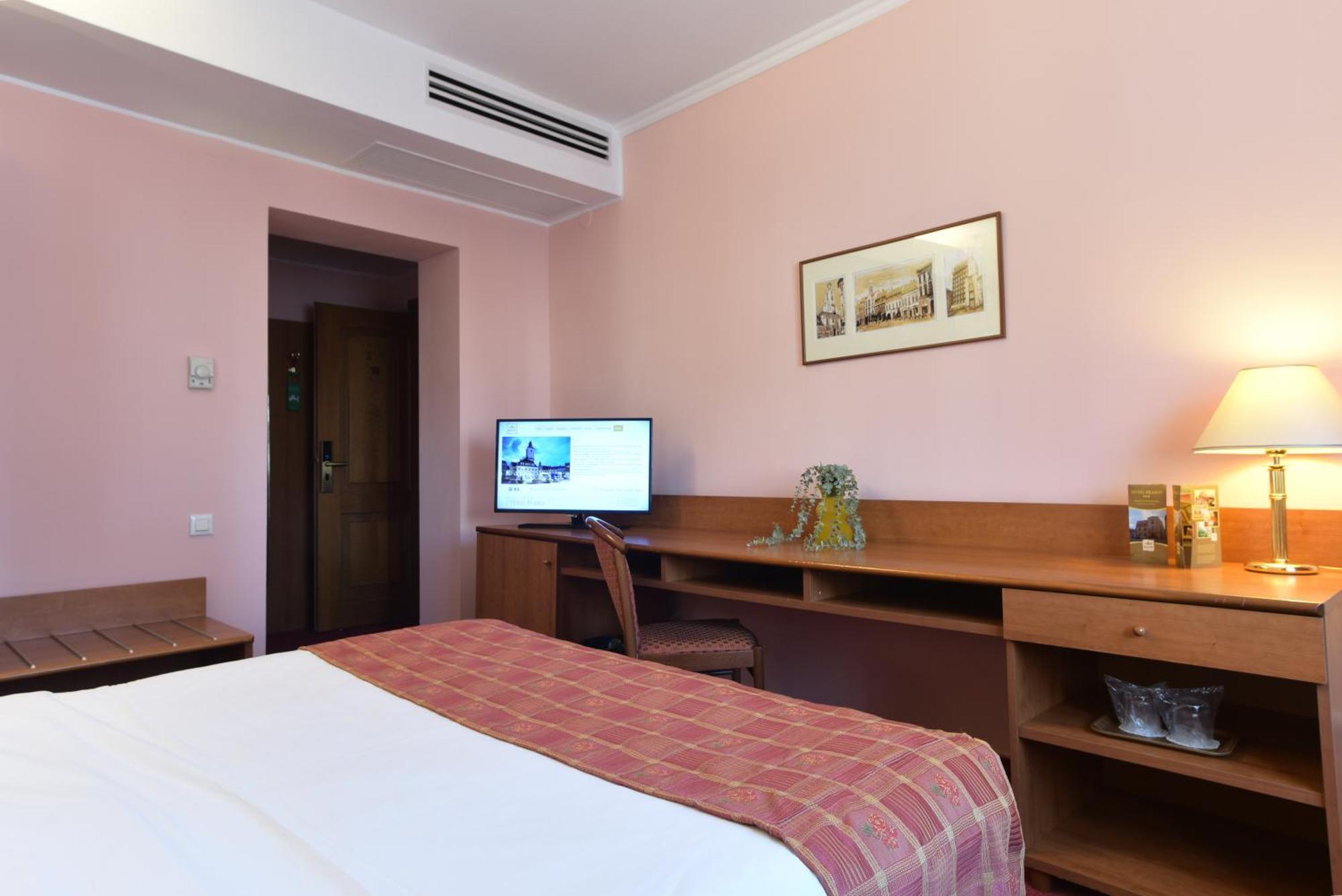 מלון Hotel Brasov 3*